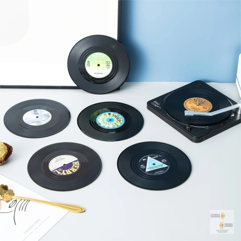 Podkładki pod szklanki - płyty winylowe, czarne + uchwyt "gramofon" Podkładki pod szklanki - płyty winylowe, czarne + uchwyt "gramofon"
